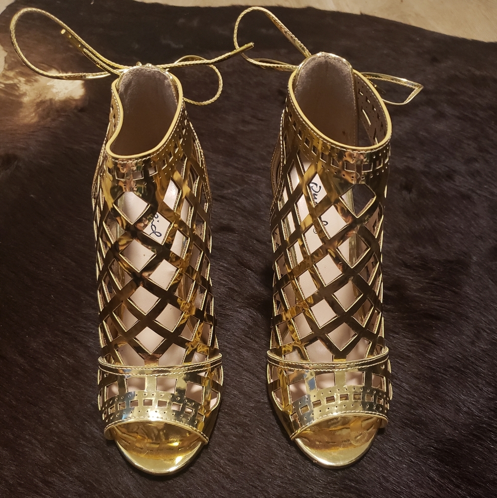 Qupid Golden Shiny 4" Heels  Size 7